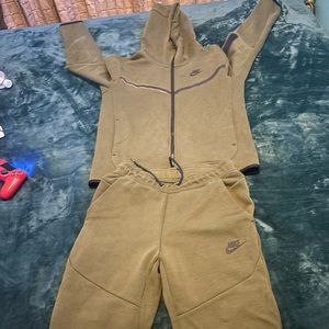 Nike tech green,got wrong size trying to sell it